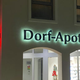 Dorf_Apotheke, Ausstecktransparent