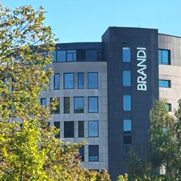 LED-Leuchtbuchstaben für BRANDI Rechtsanwälte – Infographik brandi_titelbild-logo_buchstaben